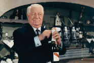 Image : Jean Gabin ouvrant une bouteille de Champagne